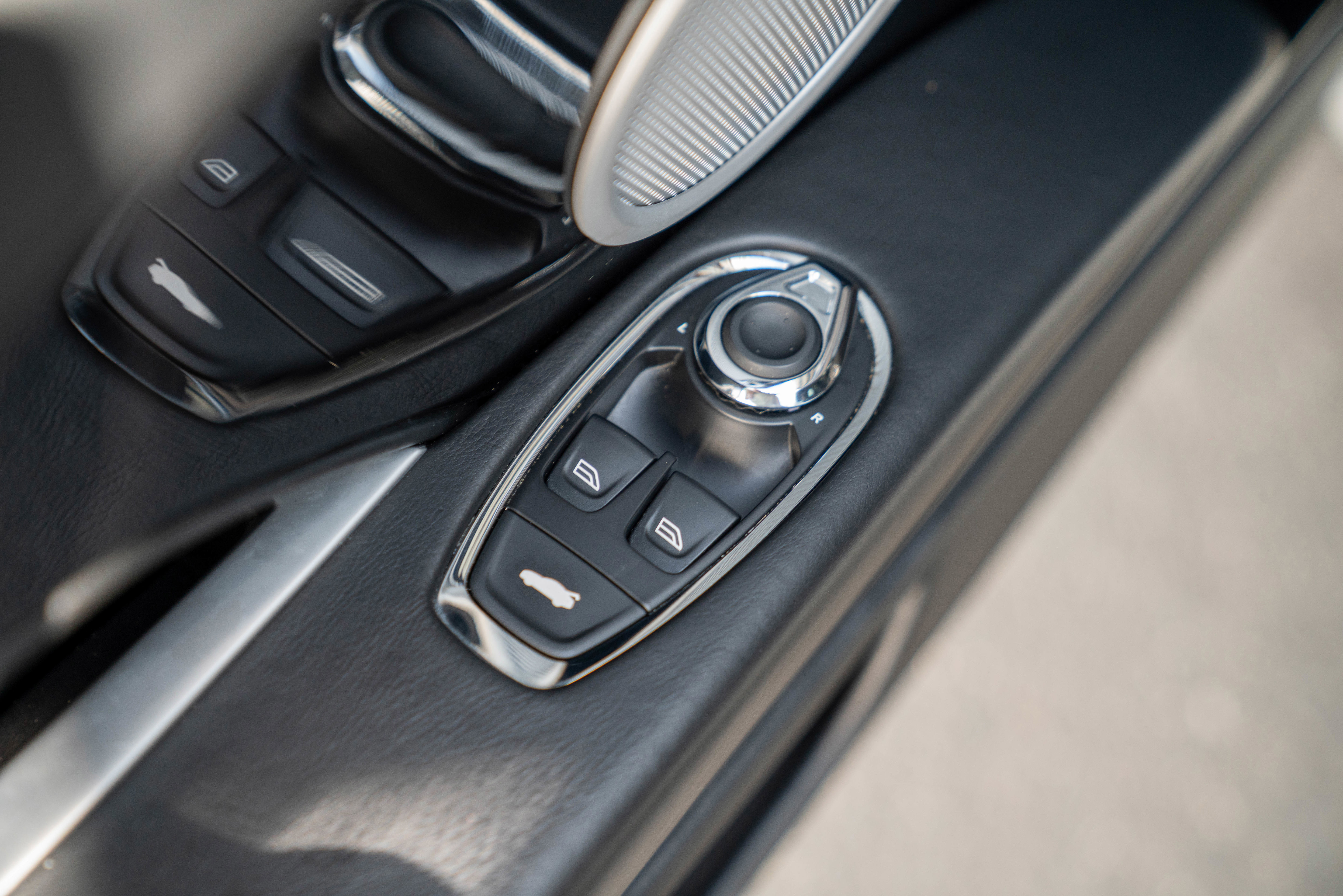 Used 2019 Aston Martin DB11 Coupe image 14