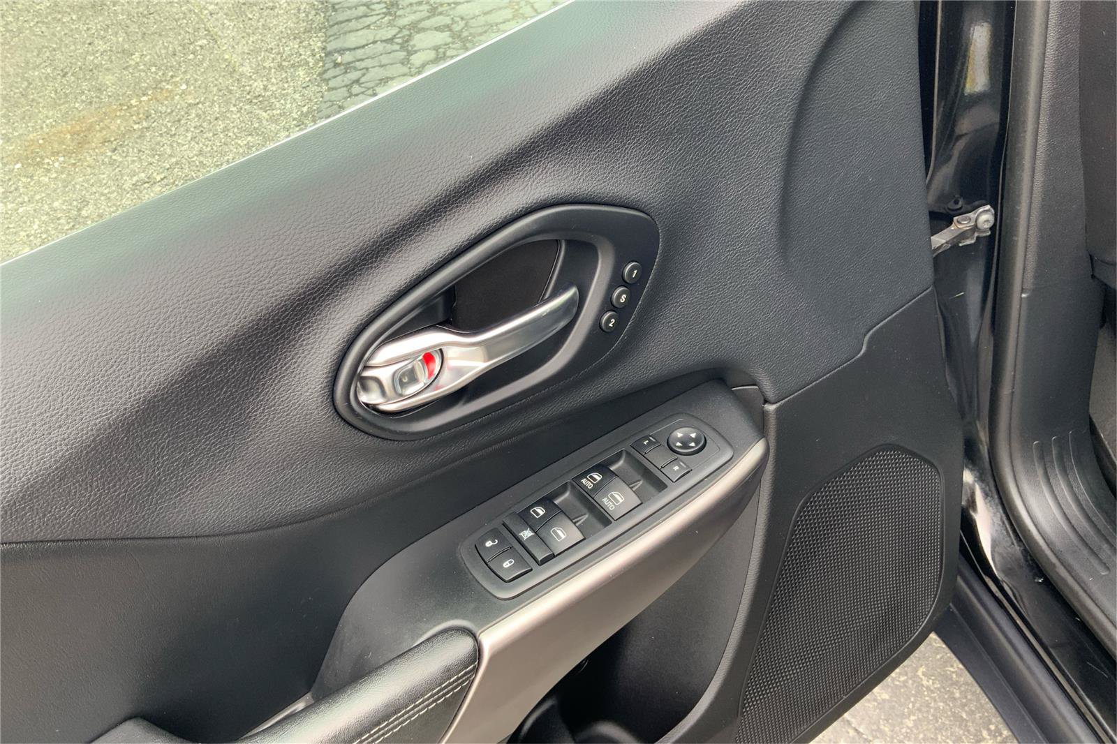 Used 2019 Jeep Cherokee Limited AWD/4WD image 21