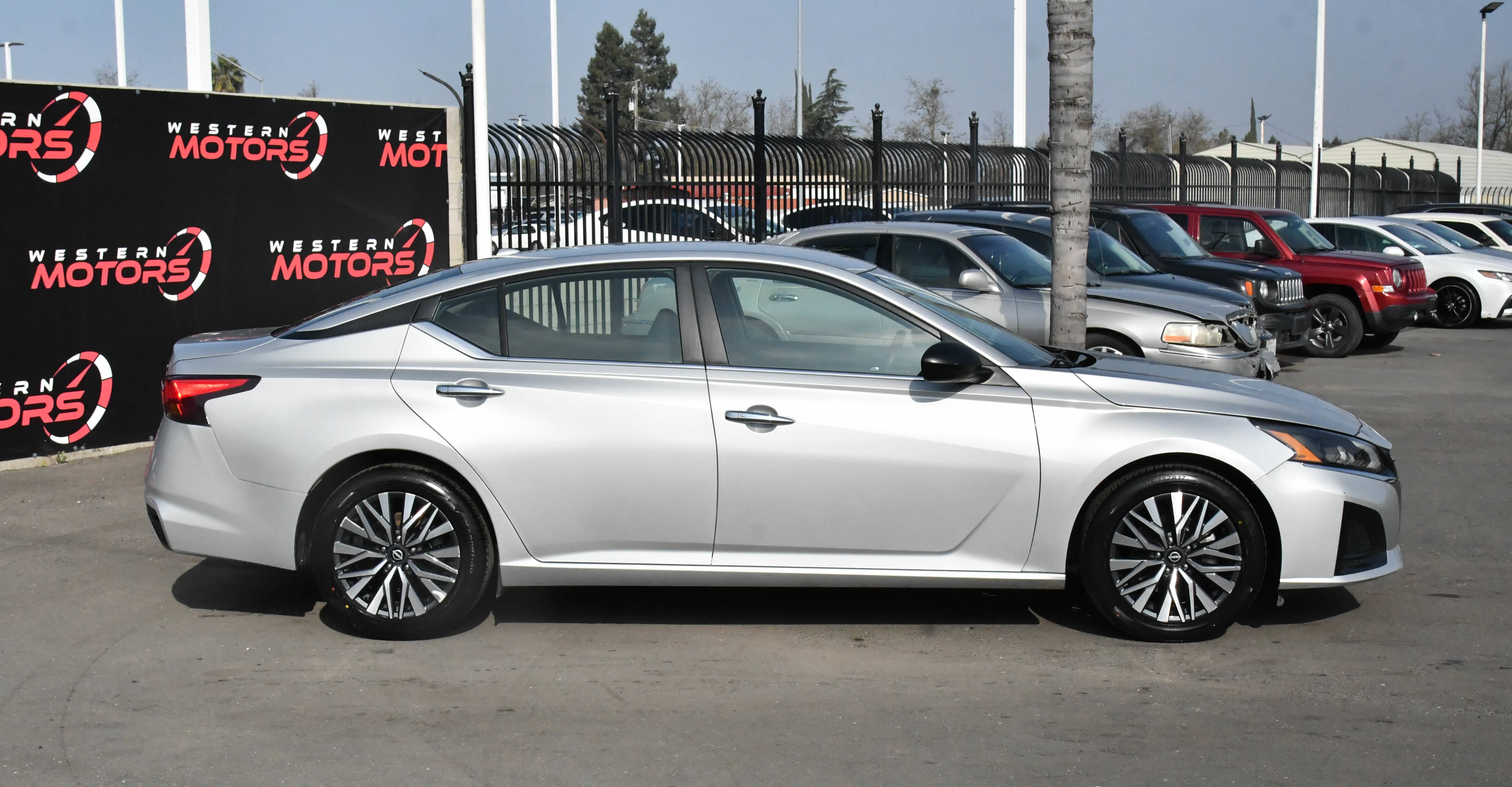 Used 2024 Nissan Altima 2.5 SV image 9