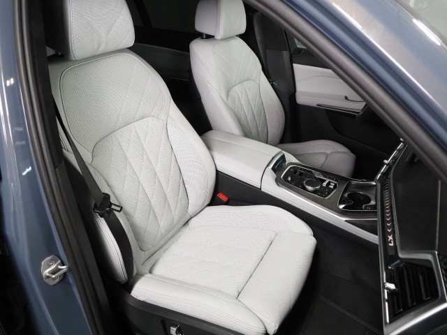 Used 2024 BMW X7 xDrive40i image 2
