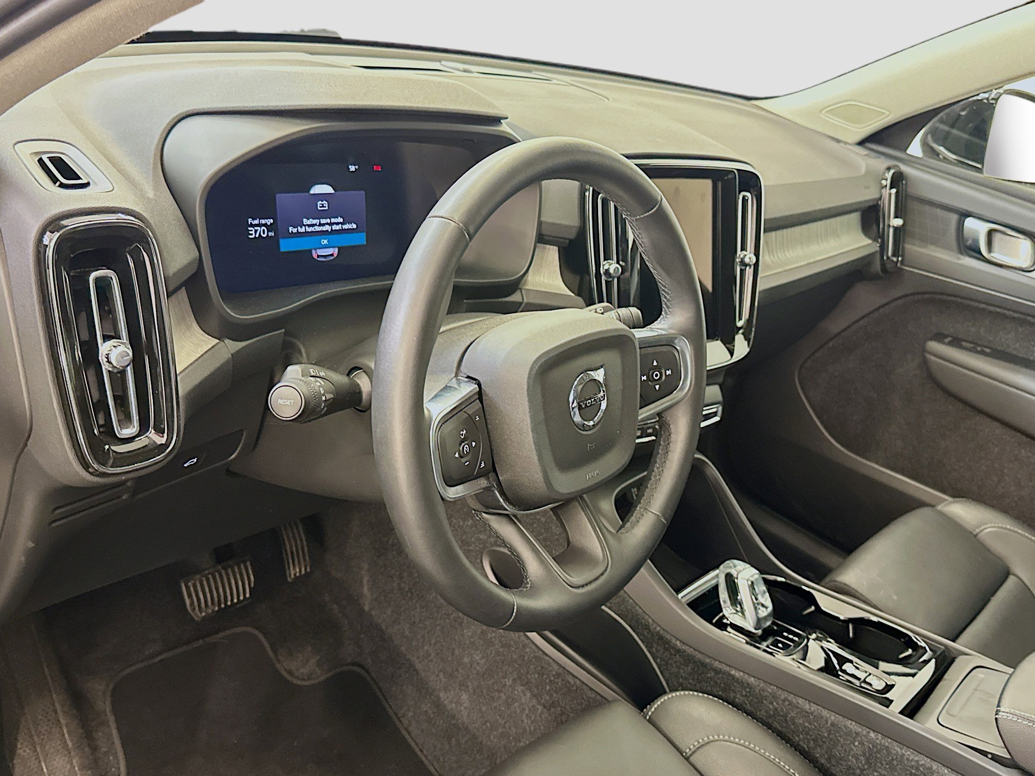 Used 2025 Volvo XC40 B5 Plus image 18