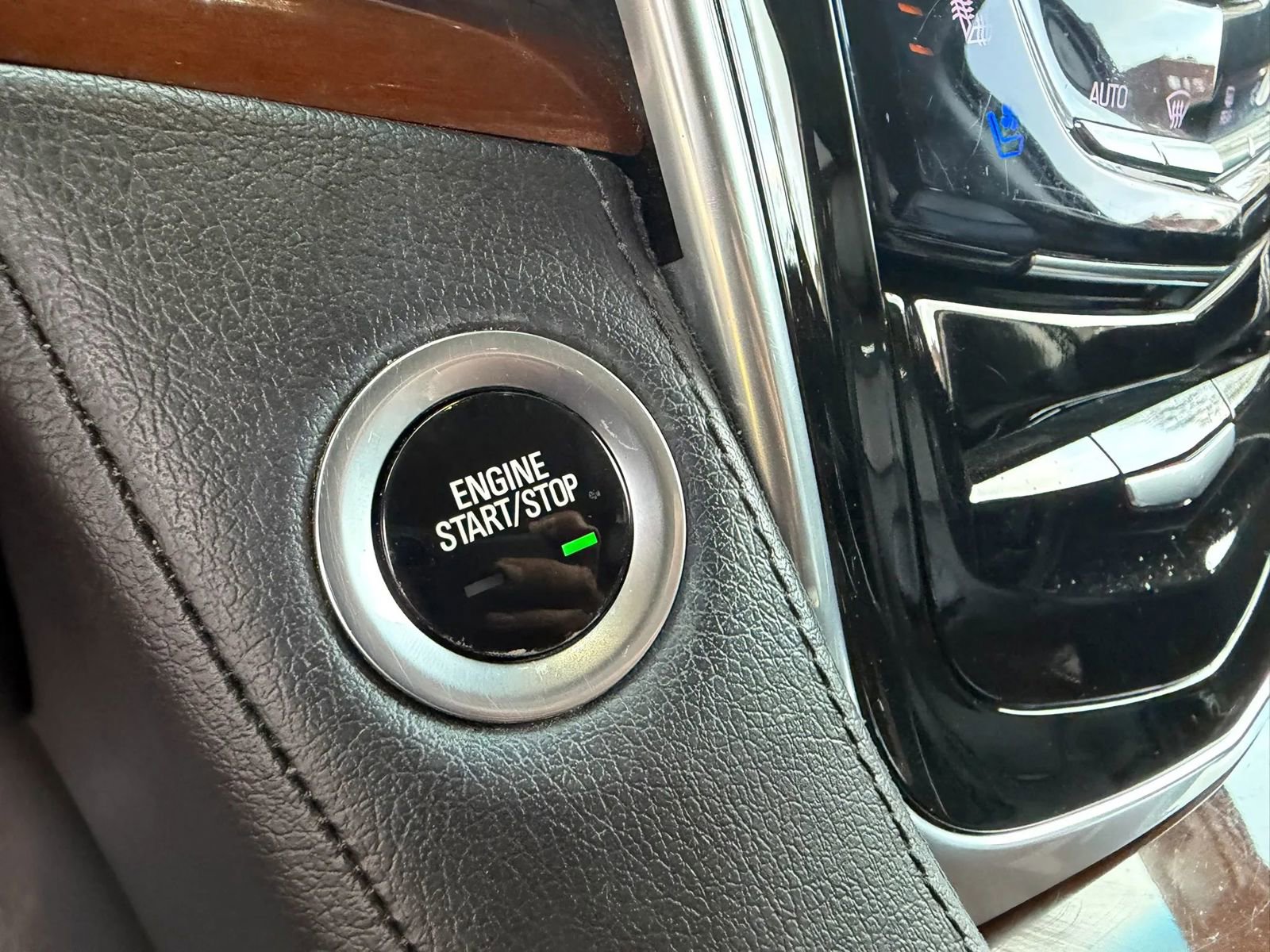 Used 2020 Cadillac Escalade ESV Premium Luxury image 31