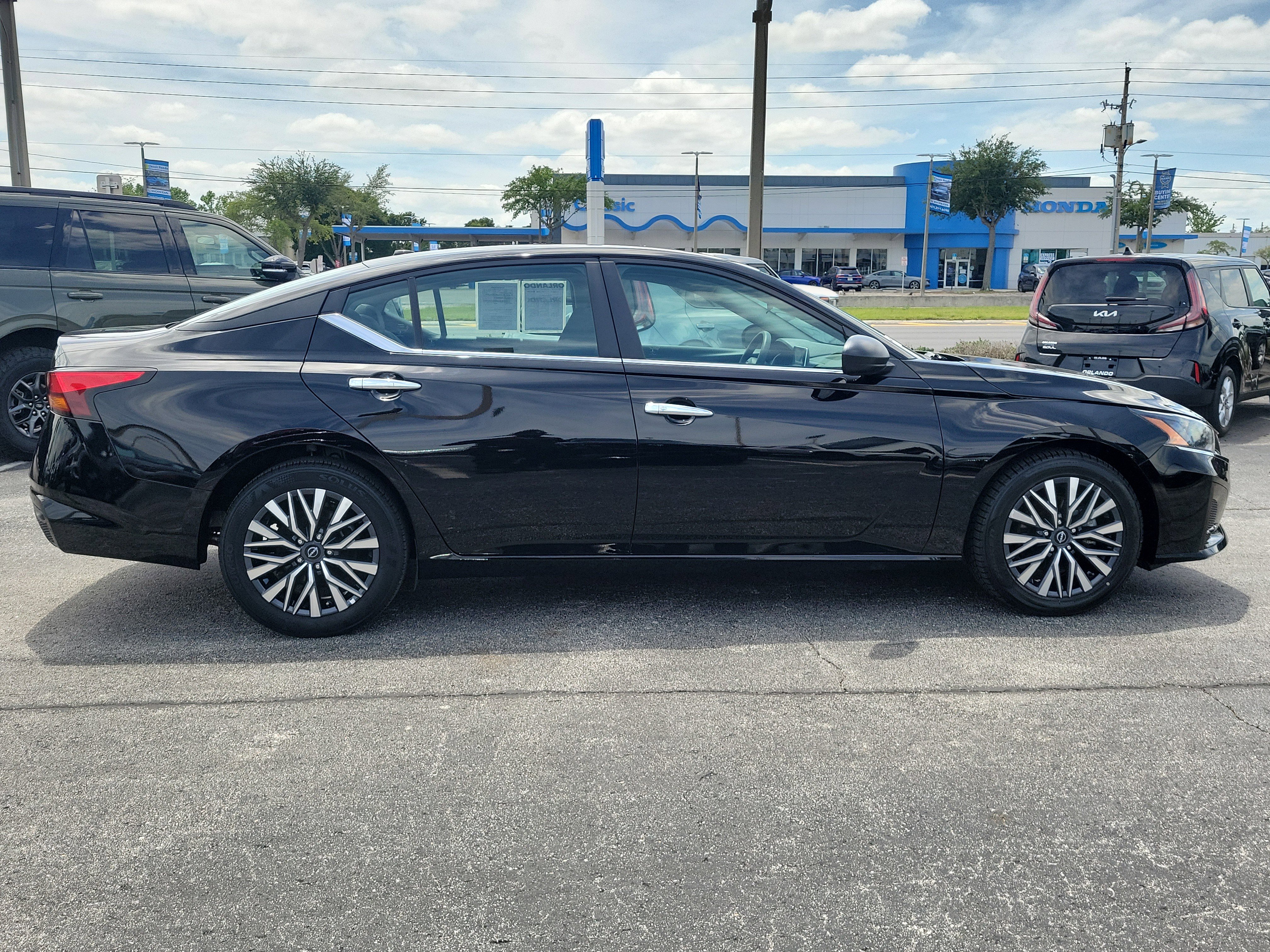 Used 2025 Nissan Altima 2.5 SV FWD image 8