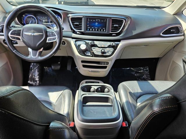 Used 2020 Chrysler Pacifica Touring-L image 7