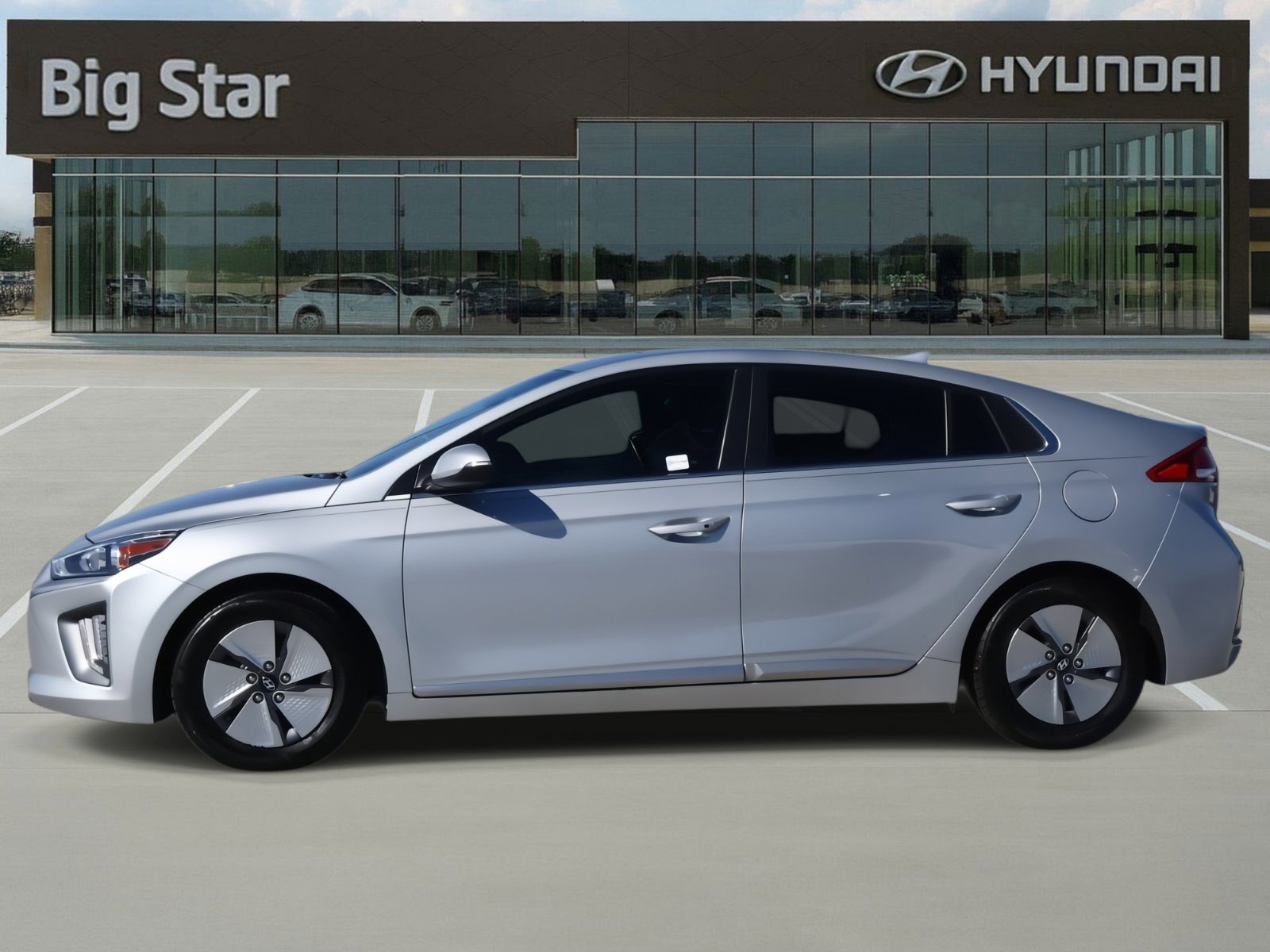 Used 2022 Hyundai Ioniq SE image 2