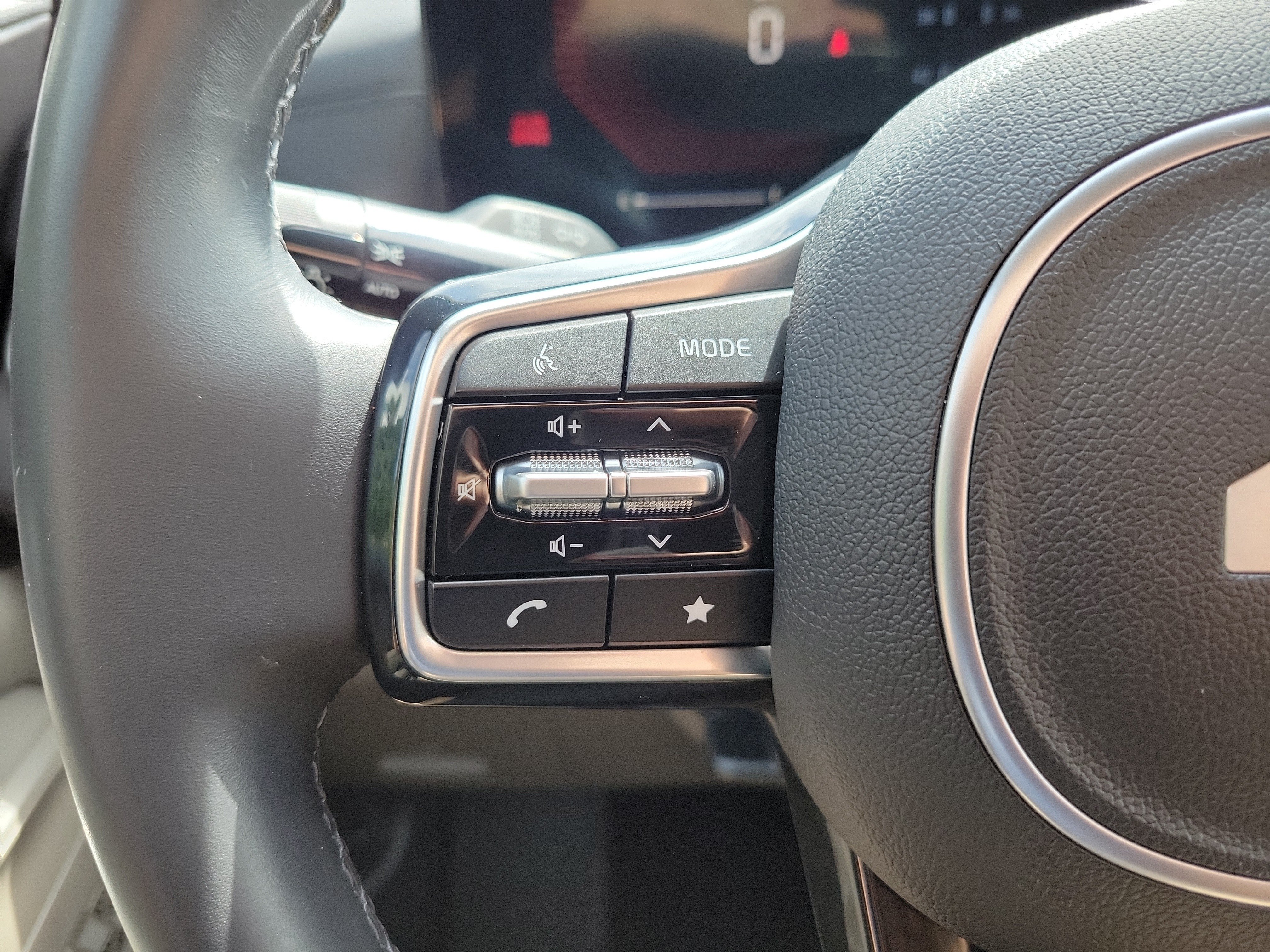 Certified 2025 Kia Carnival EX FWD image 28