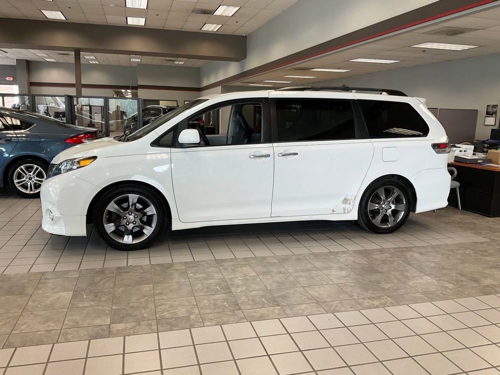 Used 2013 Toyota Sienna SE FWD image 3