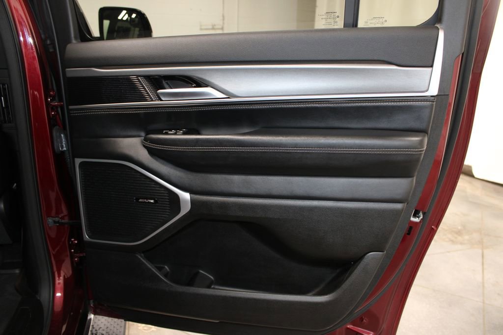 Used 2025 Jeep Wagoneer L Series II w/ 8-pass Seating Package image 32