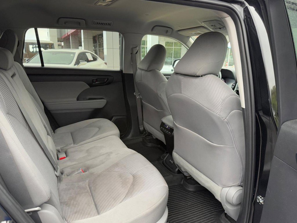 Used 2023 Toyota Highlander LE image 12
