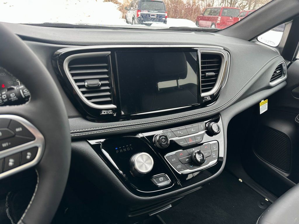 New 2026 Chrysler Pacifica Select image 3