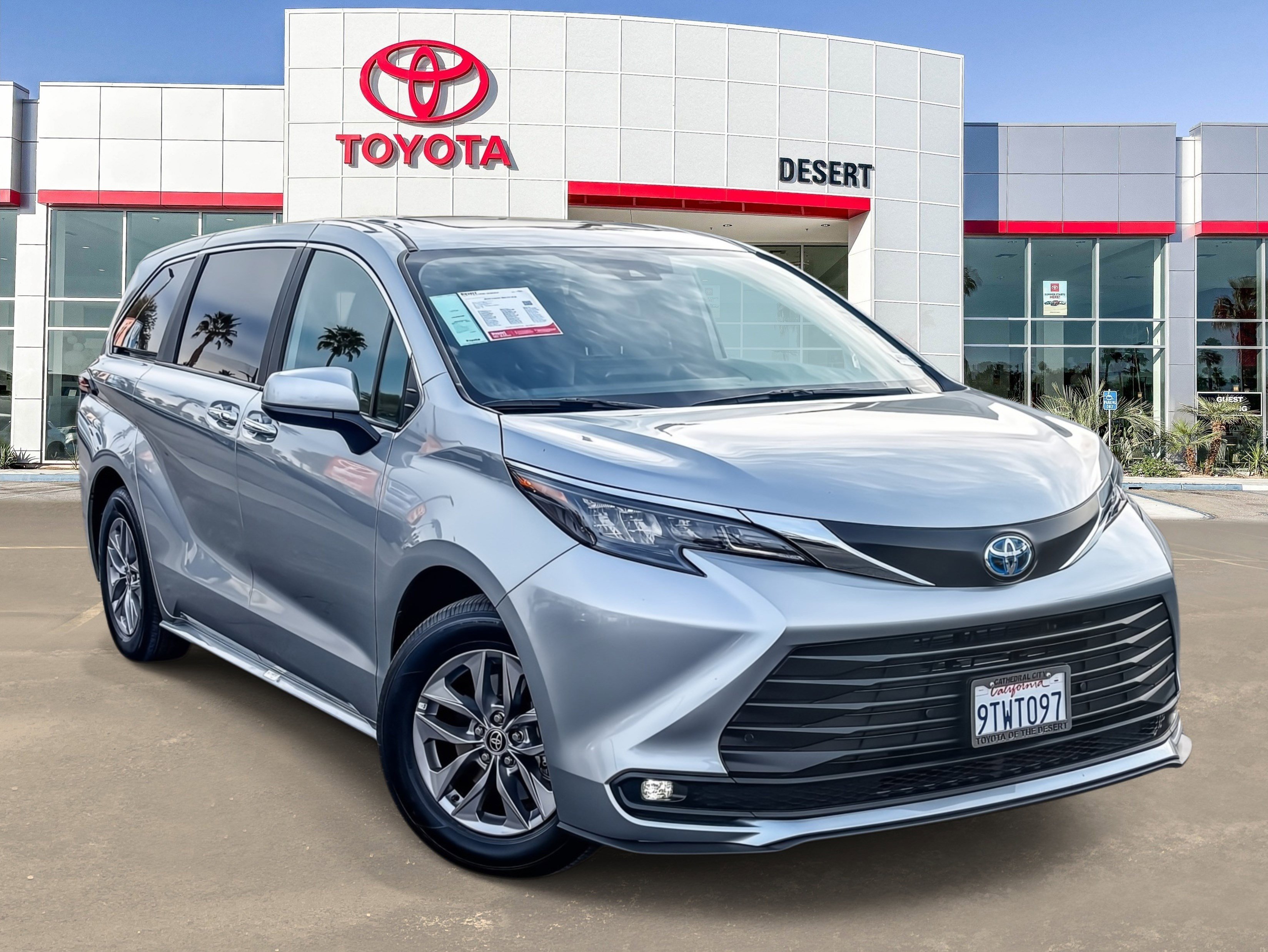 Used 2025 Toyota Sienna XLE image 1