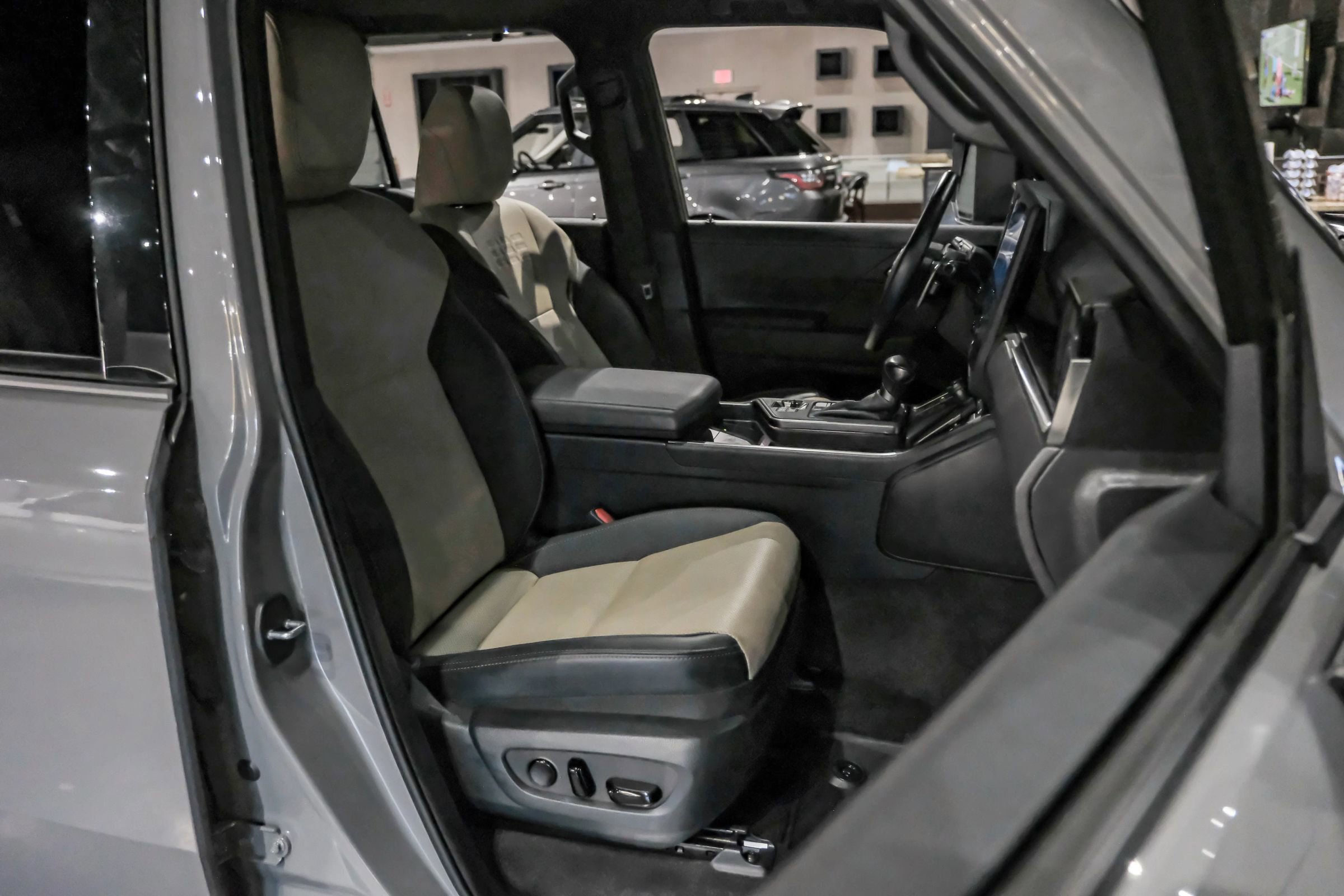 Used 2024 Lexus GX 550 AWD/4WD image 32