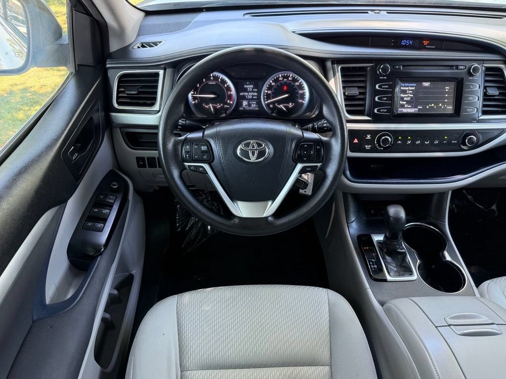 Used 2016 Toyota Highlander LE AWD/4WD image 29