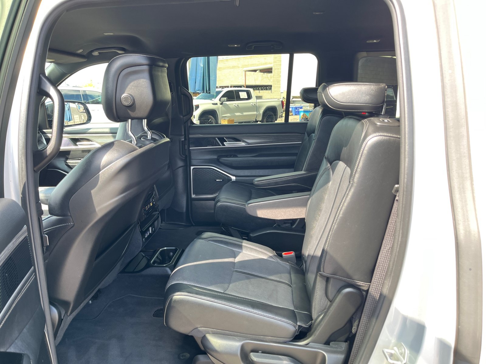Used 2024 Jeep Wagoneer Series III AWD/4WD image 28