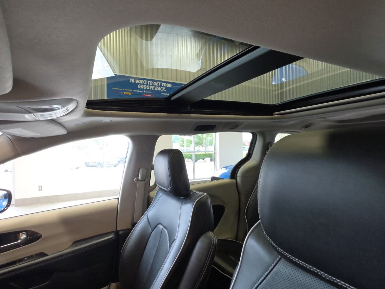Used 2023 Chrysler Pacifica Limited FWD image 19