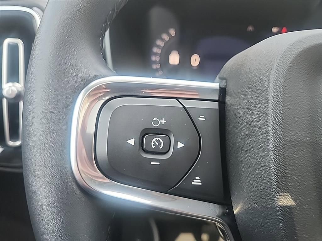Certified 2025 Volvo XC40 B5 Core AWD/4WD image 13
