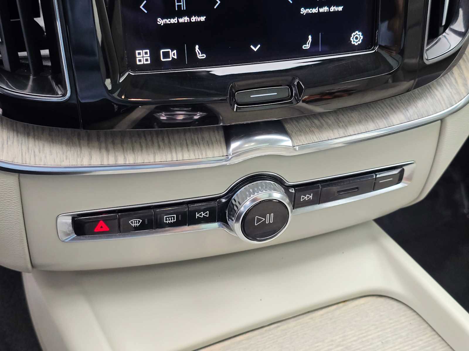 Certified 2023 Volvo XC60 B5 Ultimate w/ Climate Package image 30