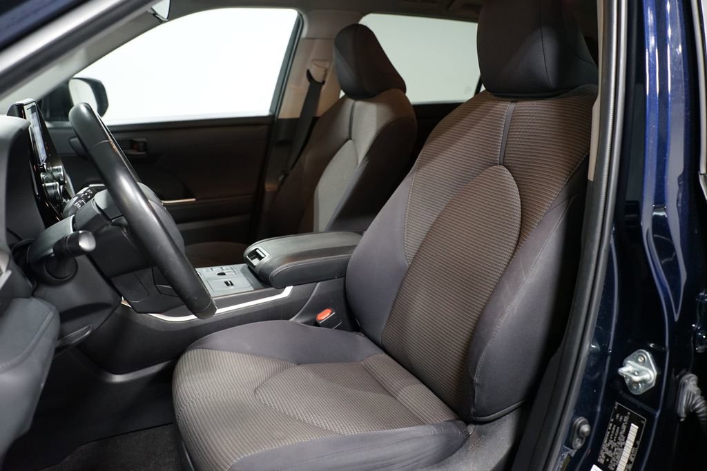 Used 2023 Toyota Highlander LE FWD image 6