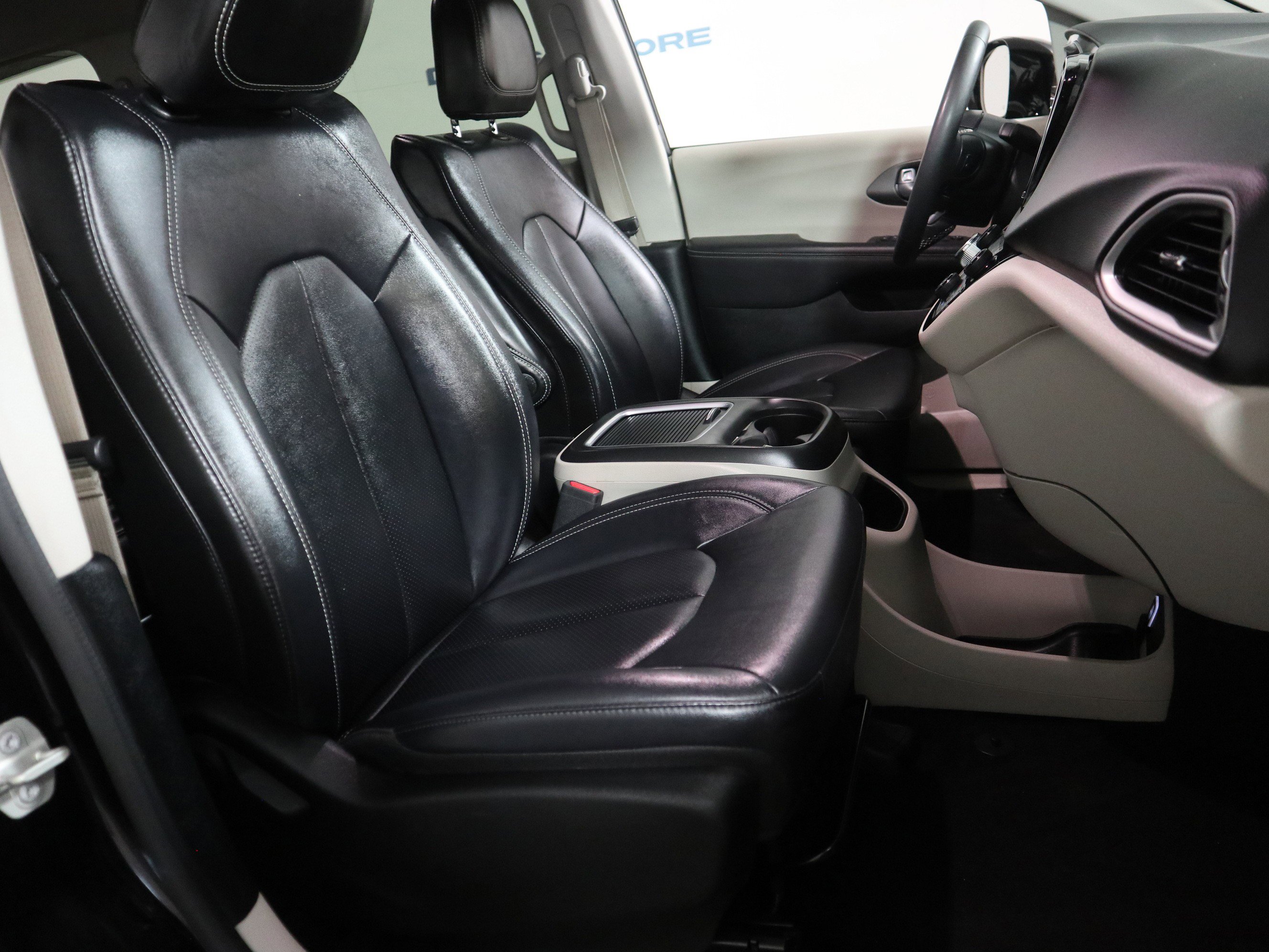 Used 2024 Chrysler Pacifica Touring-L image 20