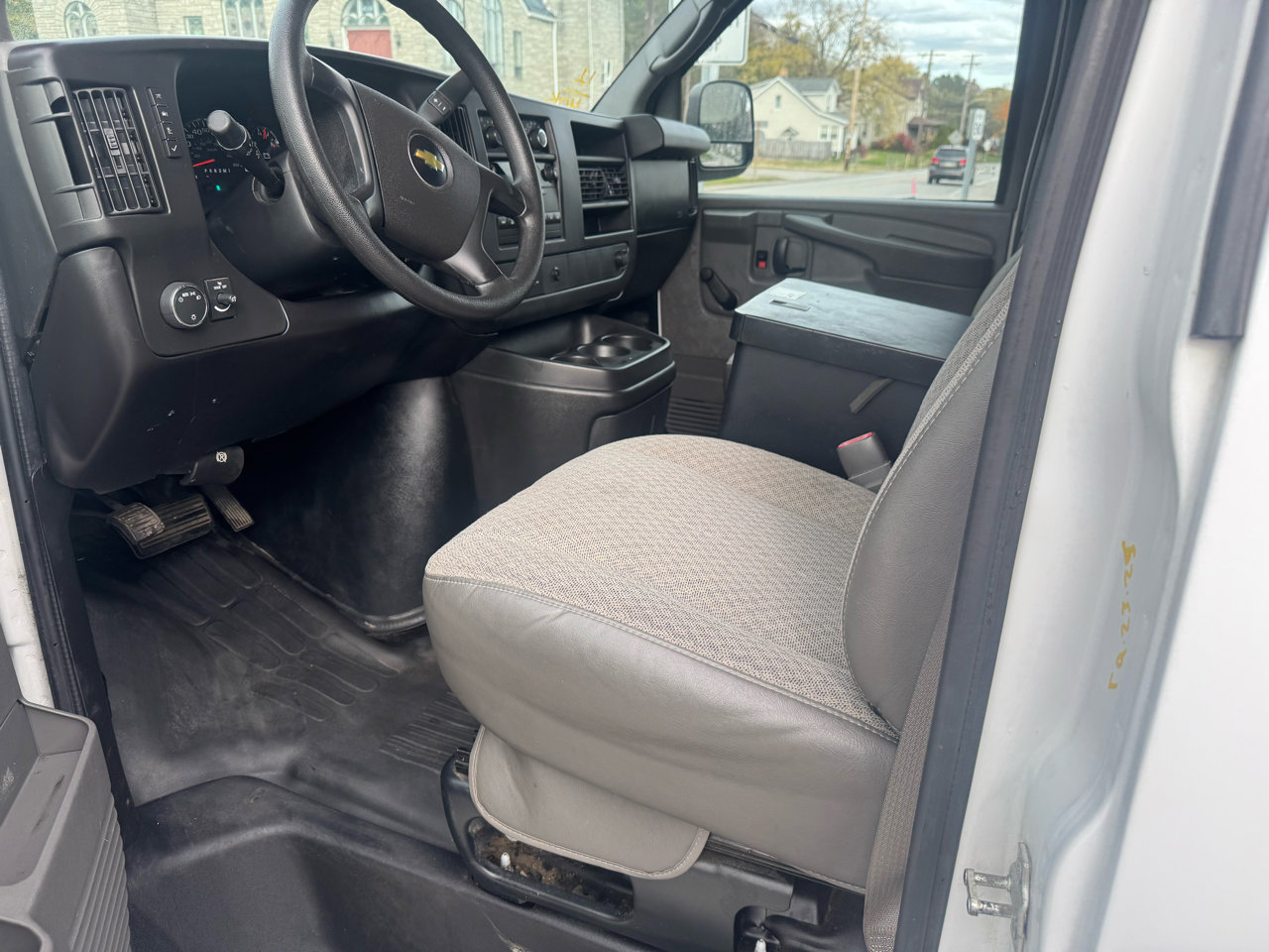 Used 2012 Chevrolet Express 2500 image 15