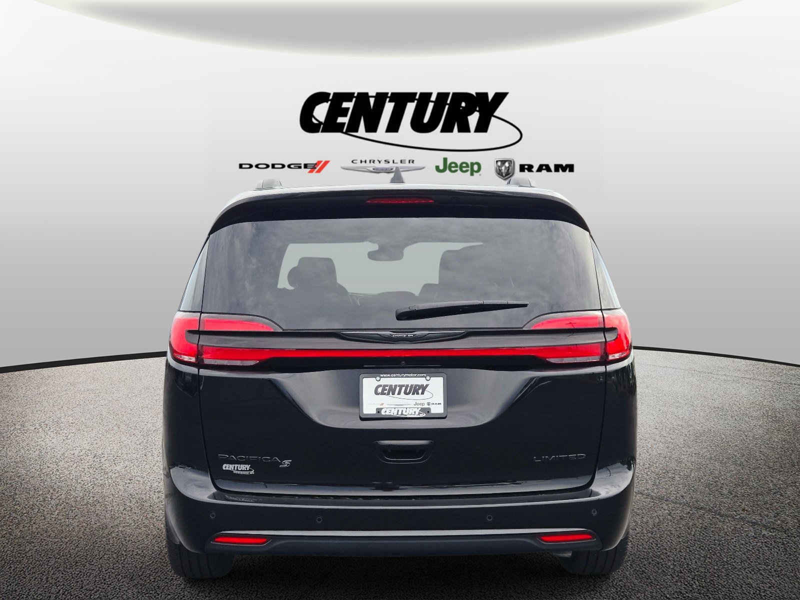 Used 2024 Chrysler Pacifica Limited w/ S Appearance Package FWD image 5
