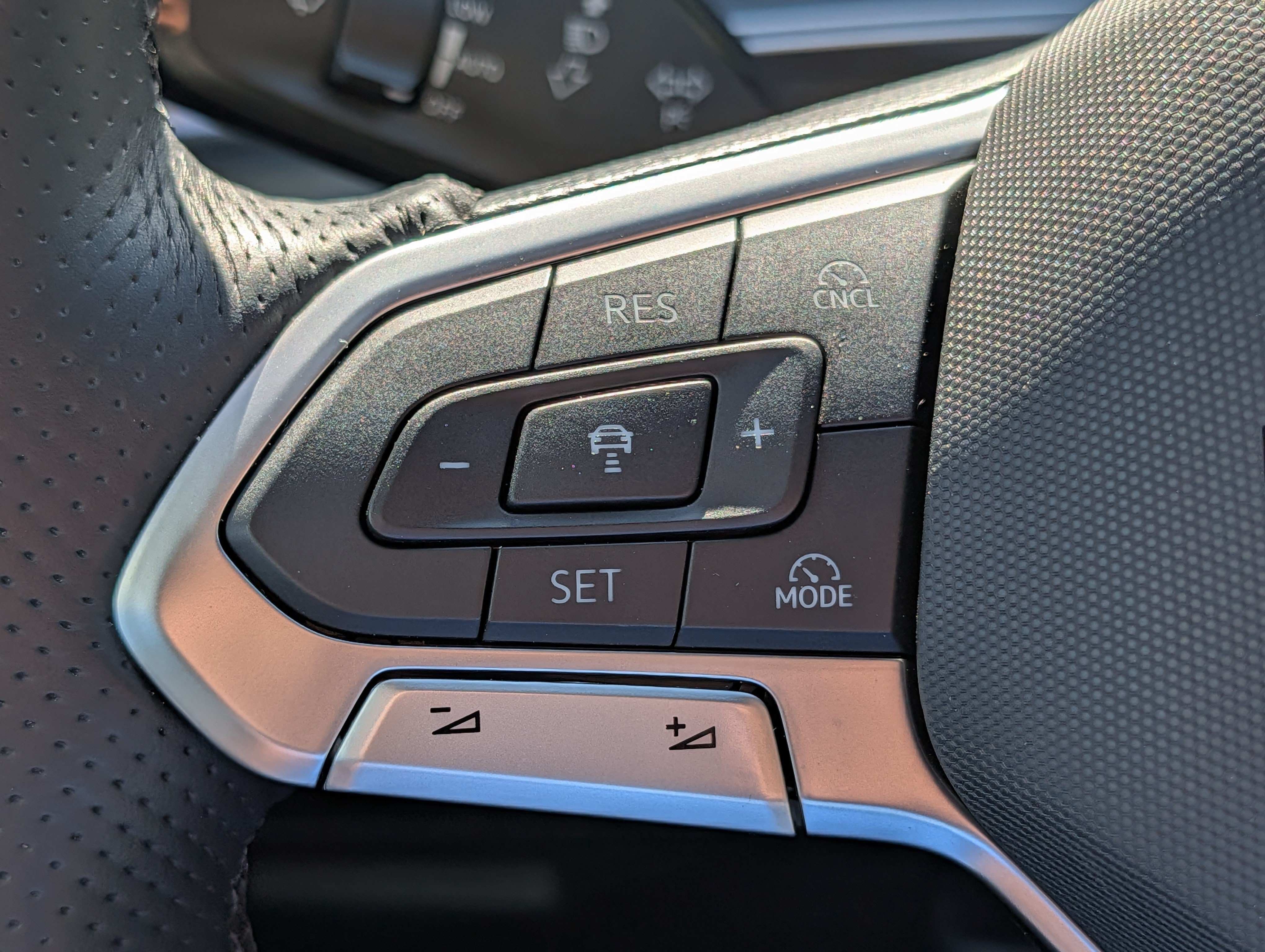 Certified 2026 Volkswagen Tiguan SE R-Line AWD/4WD image 31