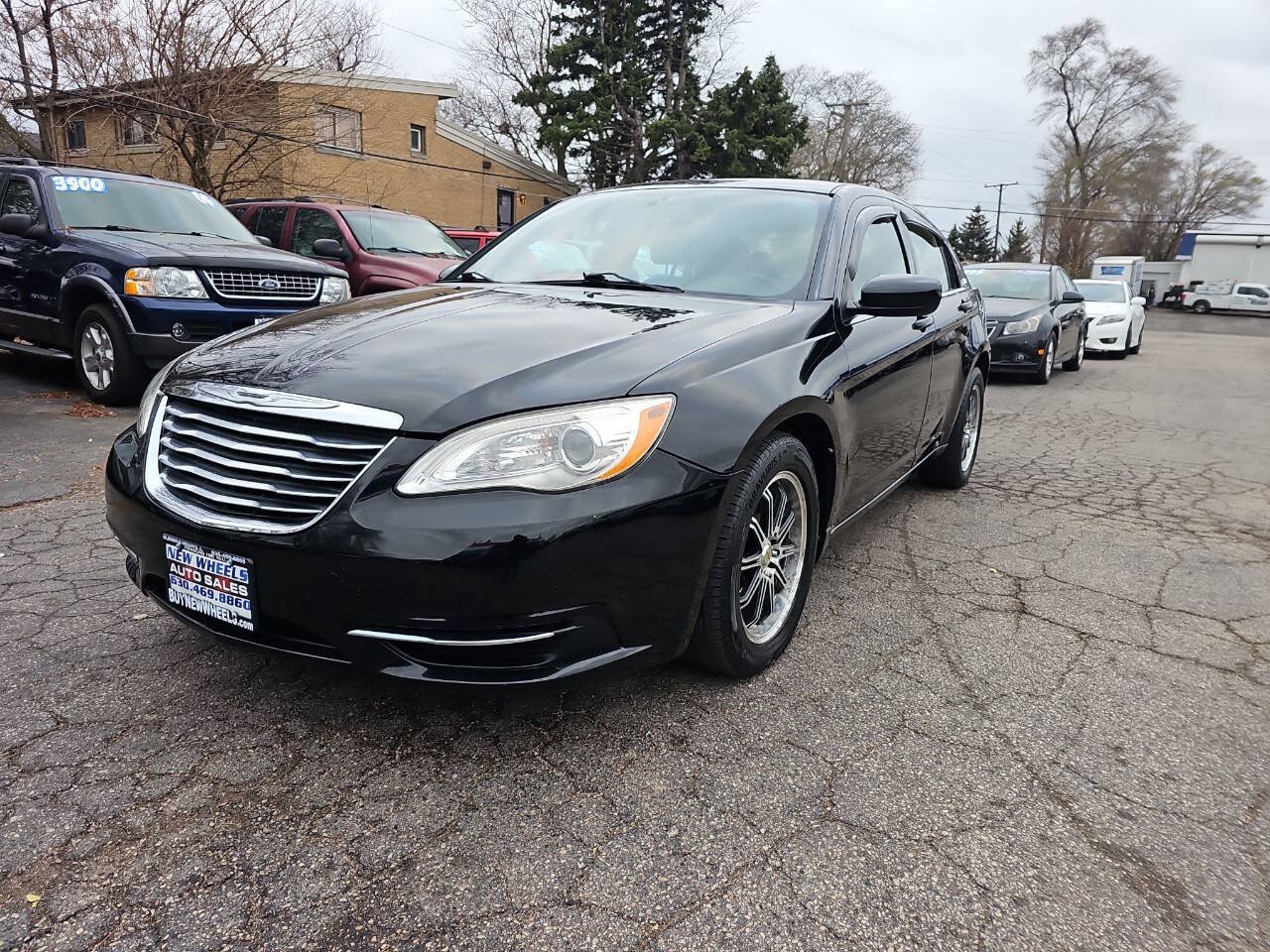 Used 2012 Chrysler 200 Touring FWD image 1