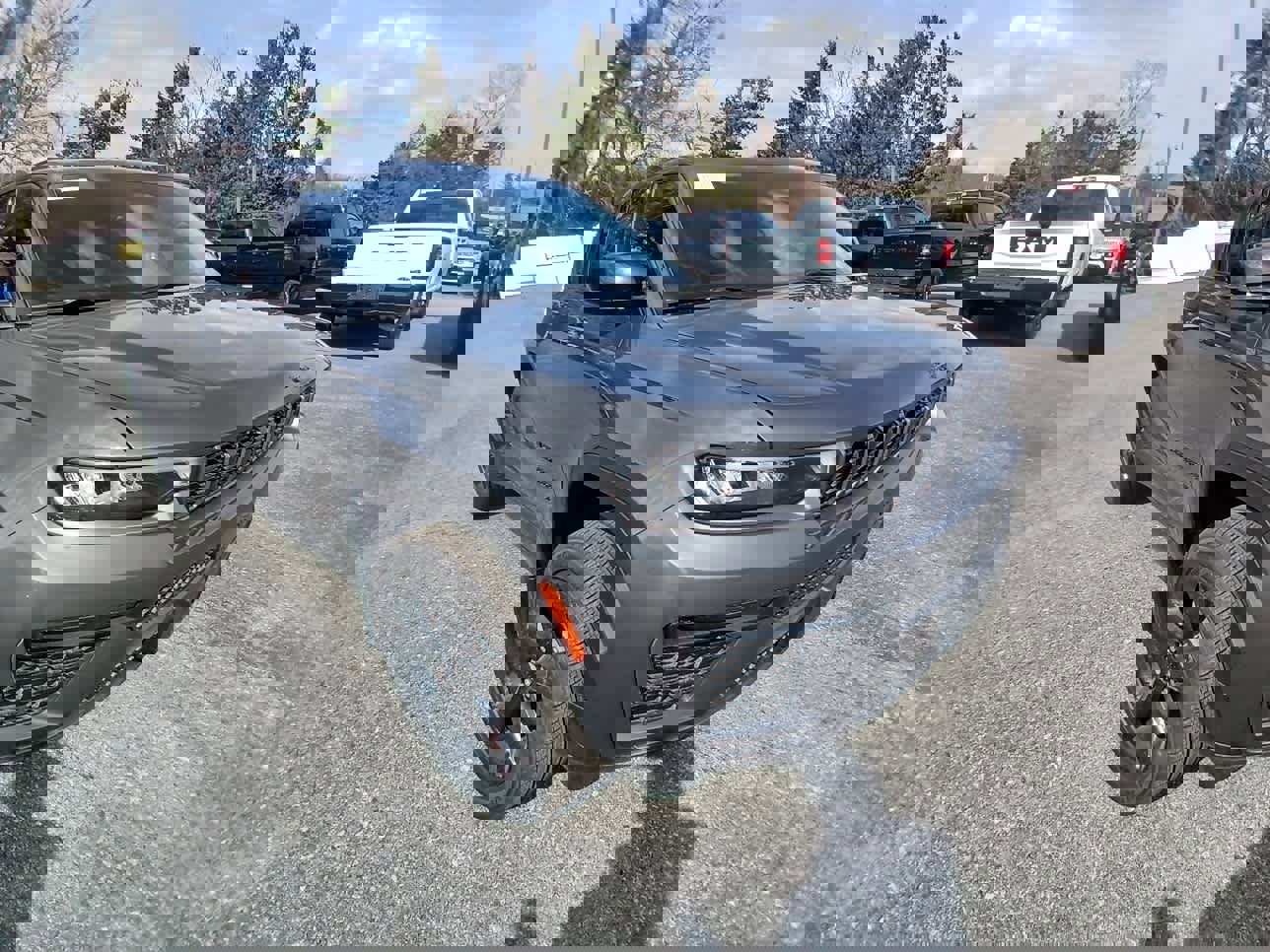 New 2026 Jeep Grand Cherokee Limited w/ Limited Altitude Package AWD/4WD image 3