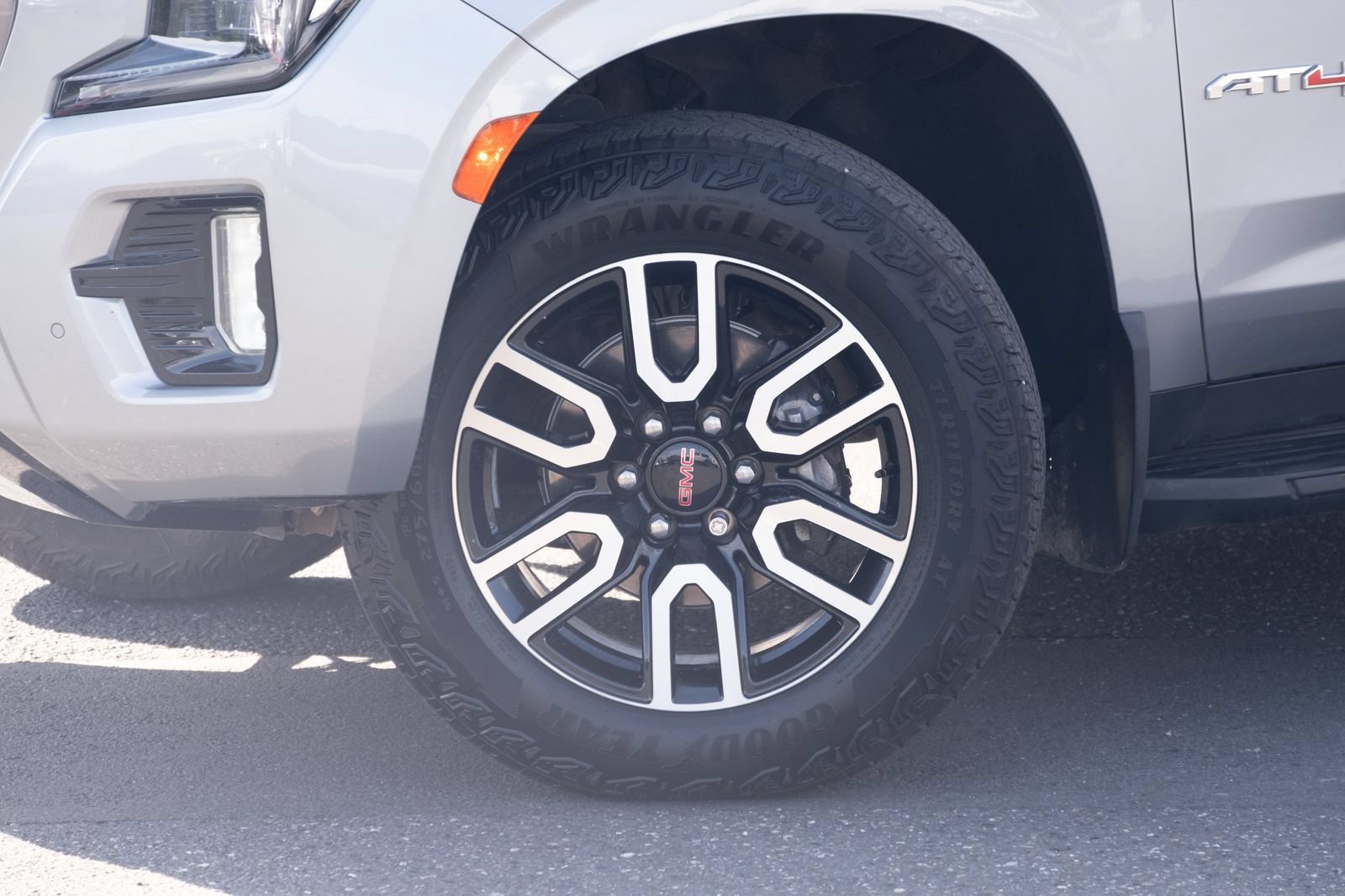 Used 2024 GMC Yukon AT4 AWD/4WD image 25