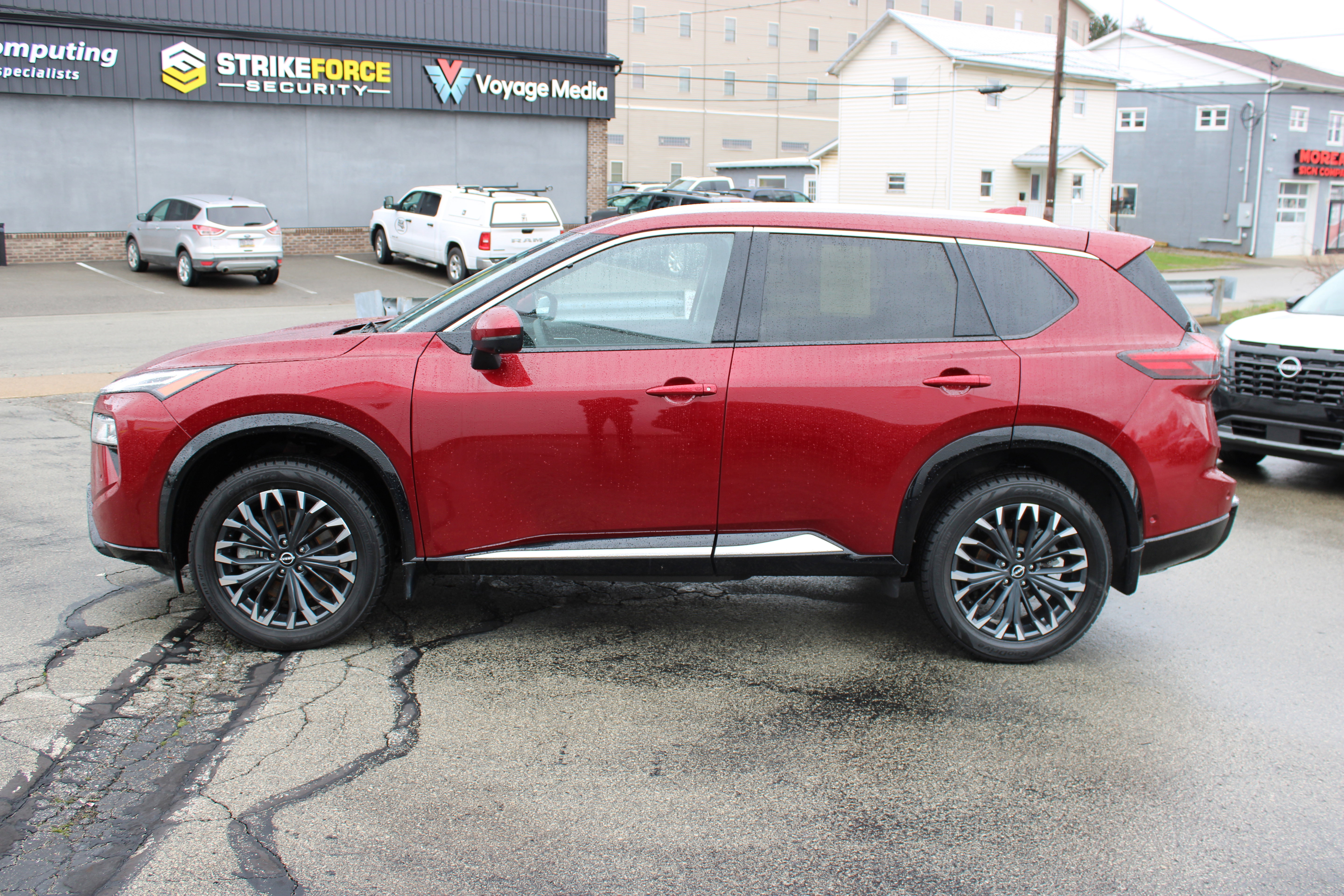 Certified 2025 Nissan Rogue Platinum w/ Tech Package image 2