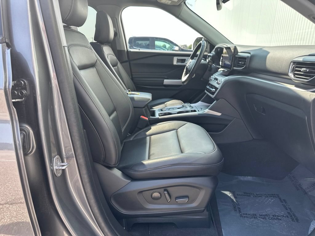 Certified 2024 Ford Explorer XLT w/ Equipment Group 202A AWD/4WD image 32