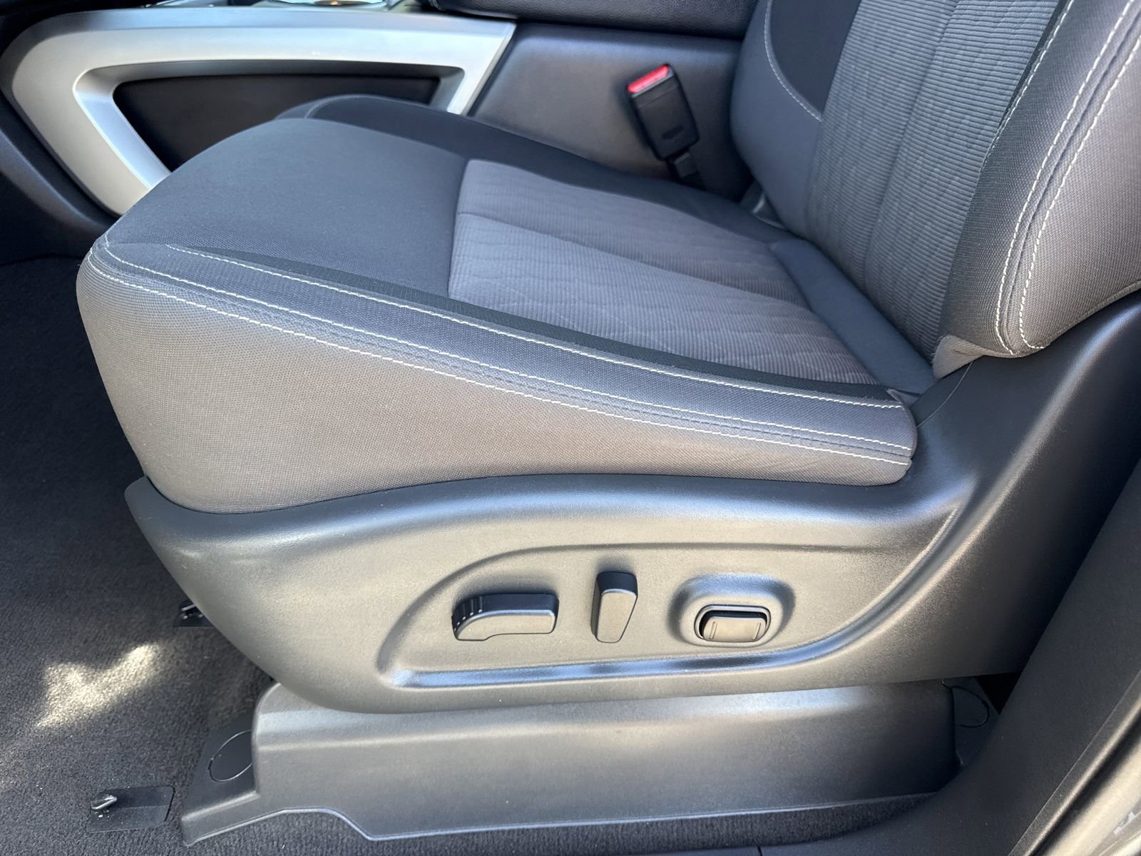 Used 2024 Nissan Titan SV w/ SV Convenience Package image 17