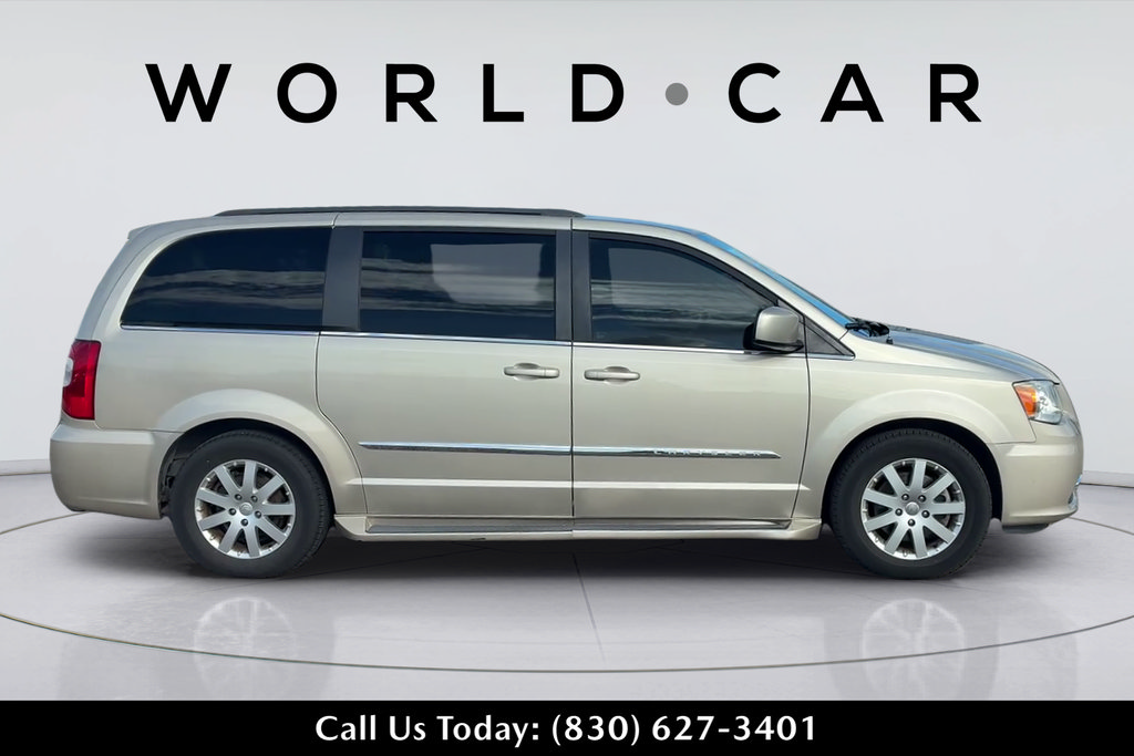 Used 2016 Chrysler Town & Country Touring w/ Trailer Tow Group FWD image 3