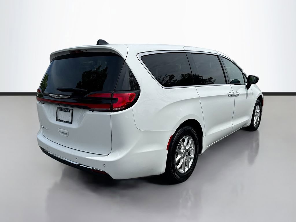 Used 2024 Chrysler Pacifica Touring-L FWD image 9