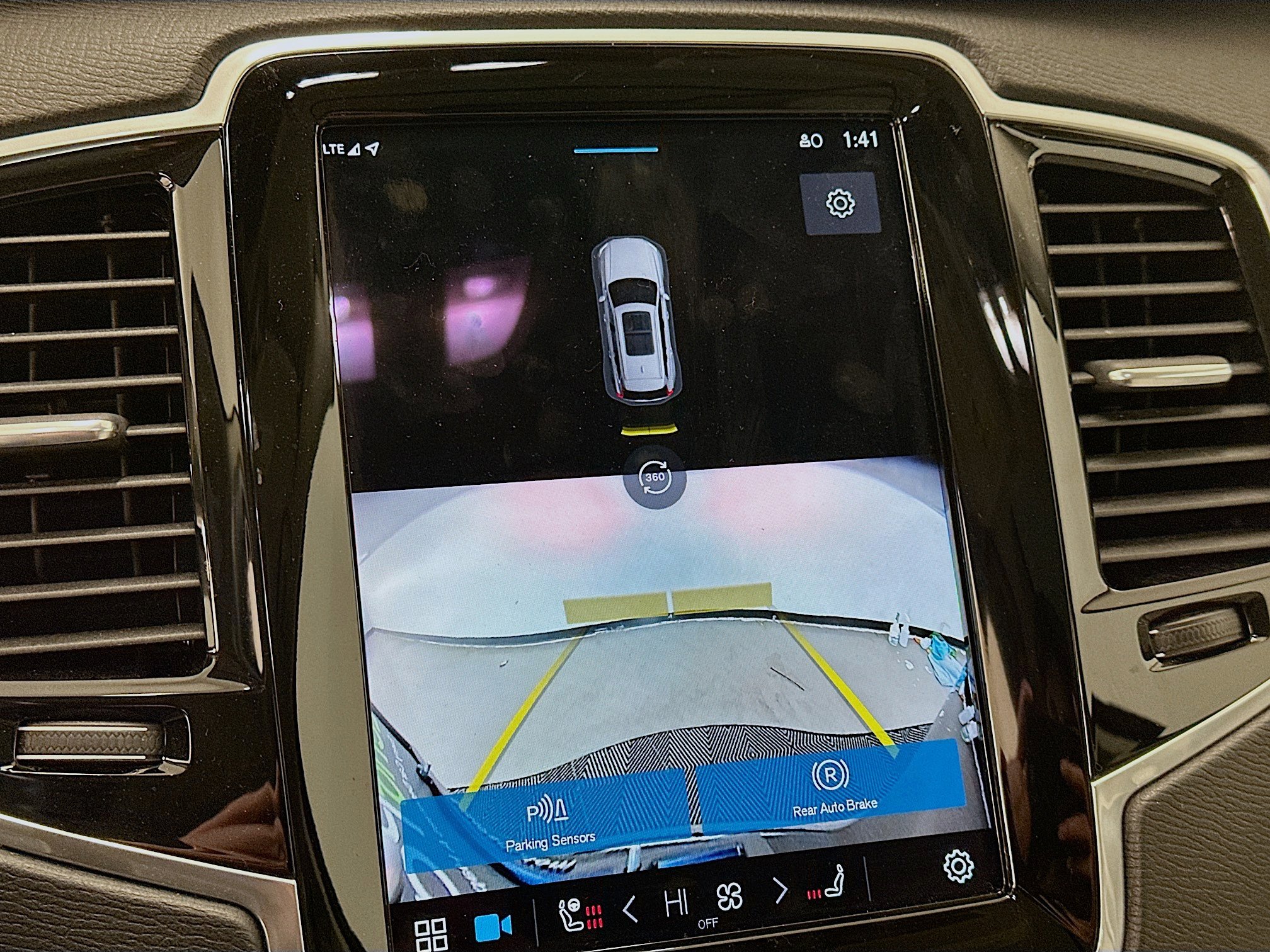 Used 2024 Volvo XC90 B6 Plus w/ Protection Package Premier image 23