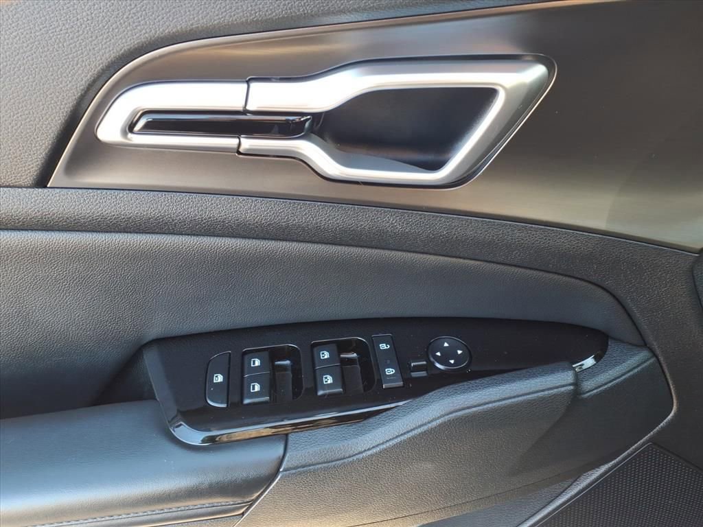 Used 2024 Kia Sportage EX image 4