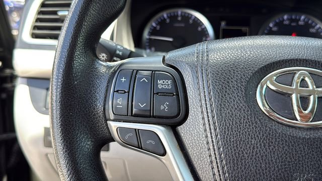 Used 2017 Toyota Highlander LE FWD image 21