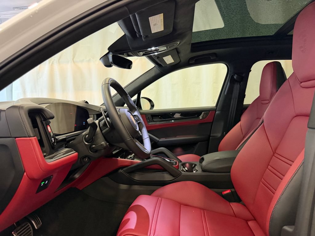 Certified 2025 Porsche Cayenne GTS AWD/4WD image 5