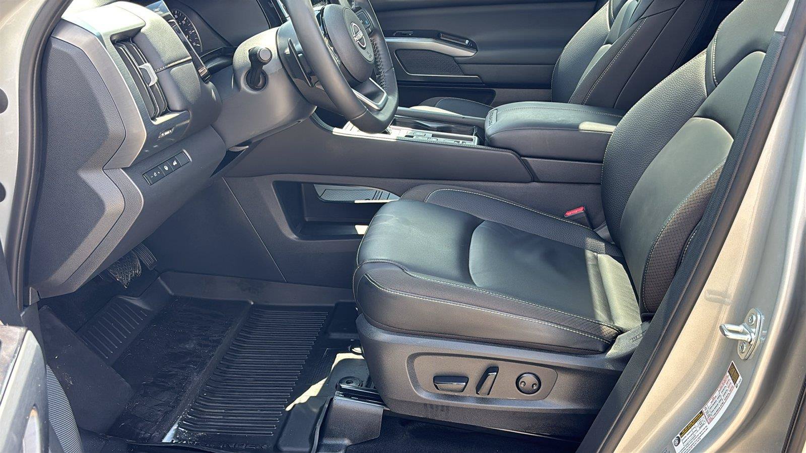Used 2025 Nissan Pathfinder SL w/ SL Premium Package FWD image 15
