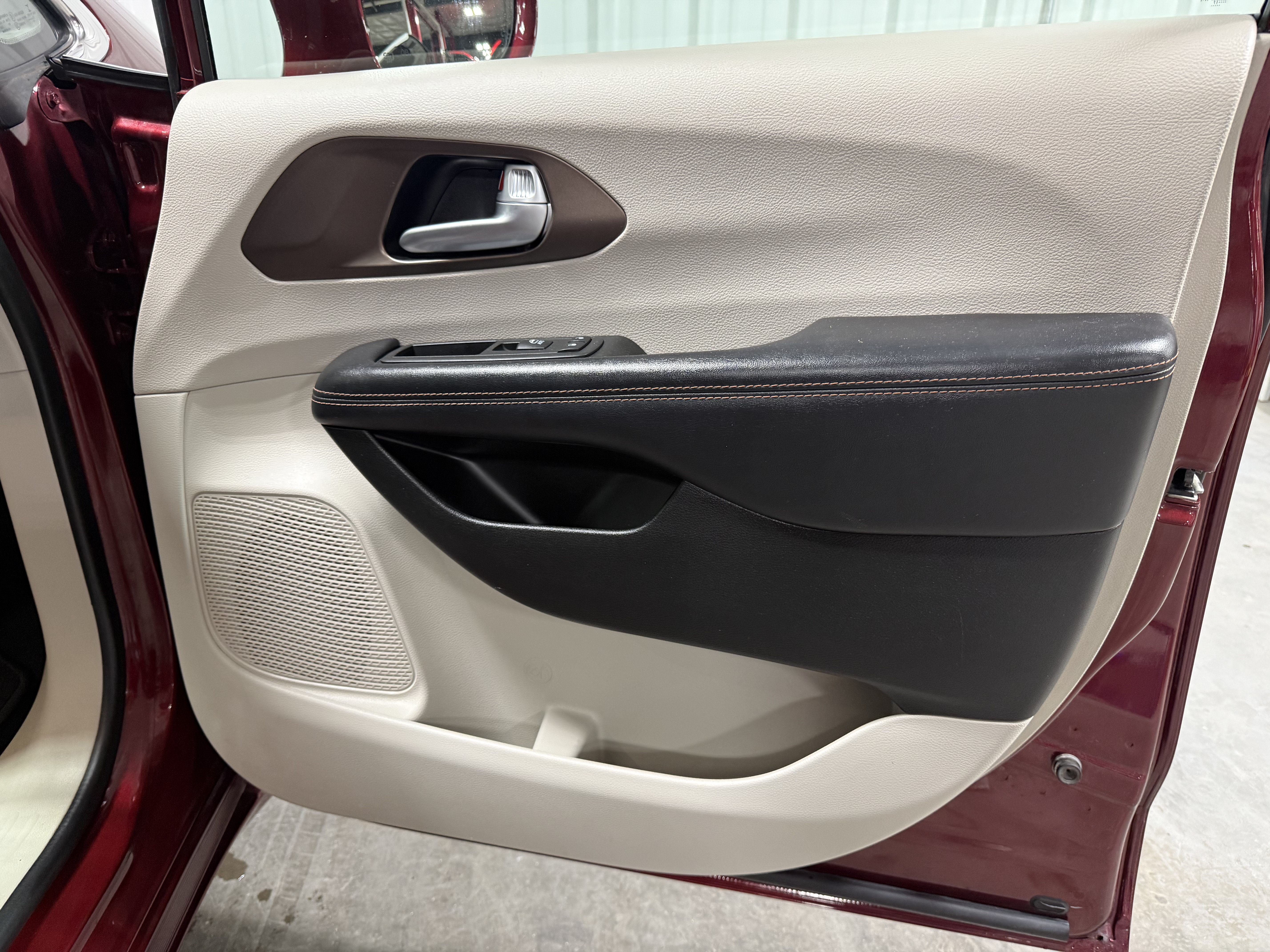 Used 2017 Chrysler Pacifica Touring-L Plus FWD image 8