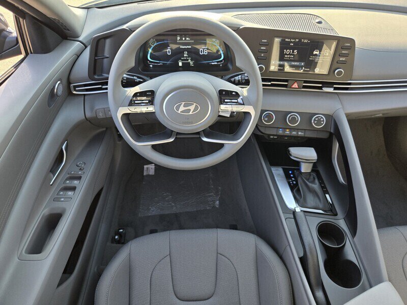 Used 2026 Hyundai Elantra SE FWD image 7