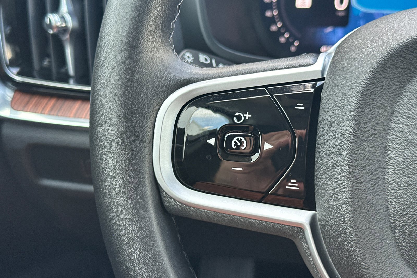 Certified 2025 Volvo V60 B5 Cross Country Plus image 27