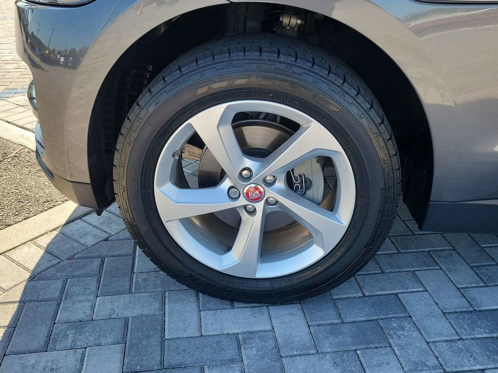 Used 2018 Jaguar F-PACE Premium image 13