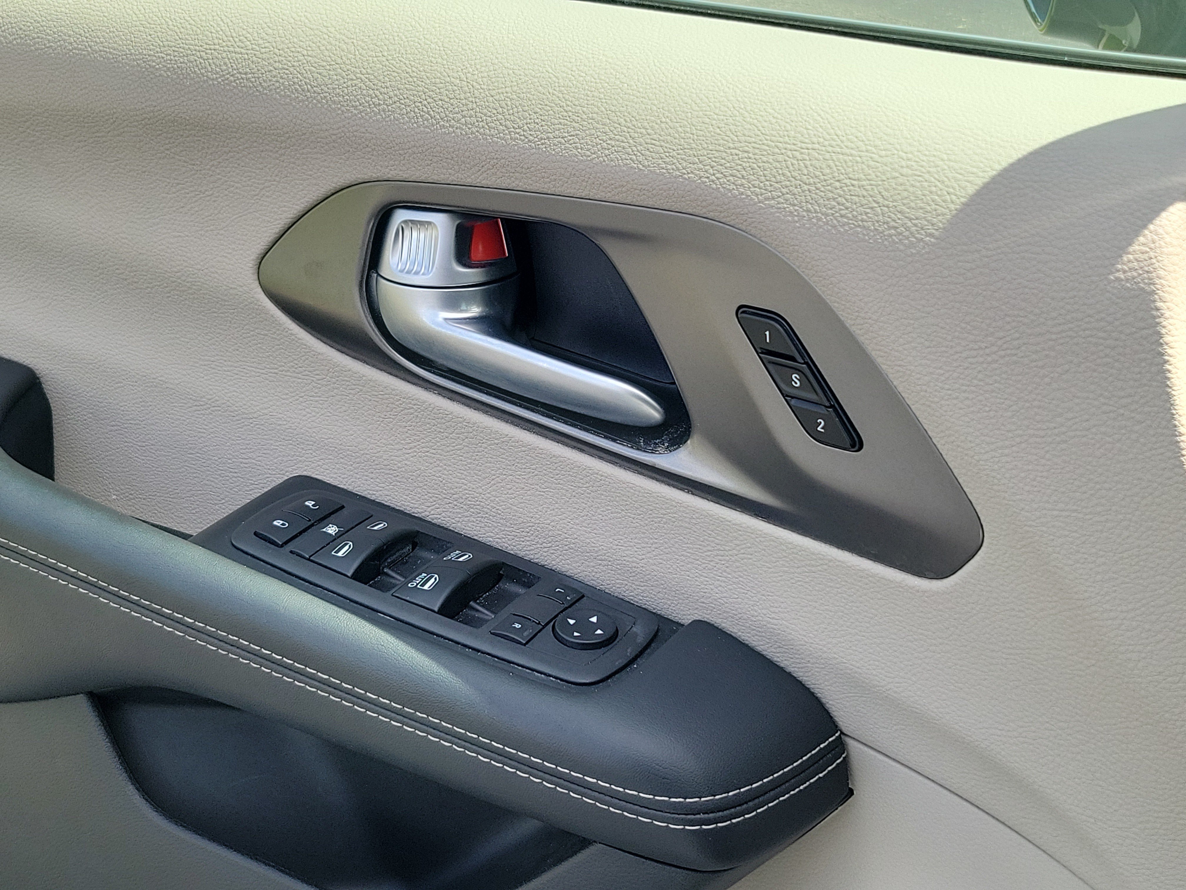 Used 2024 Chrysler Pacifica Touring-L FWD image 14