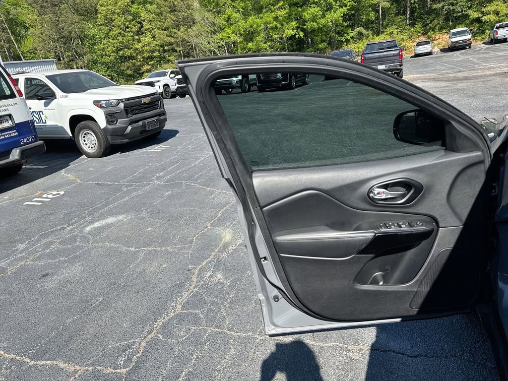 Used 2023 Jeep Cherokee Altitude Lux image 13