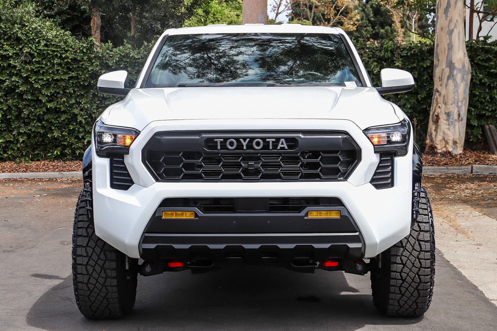Used 2025 Toyota Tacoma SR5 AWD/4WD image 2