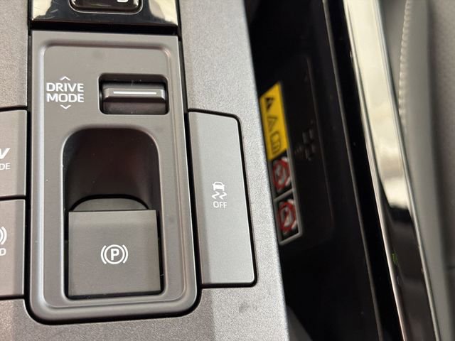 Used 2025 Toyota Prius XLE image 27