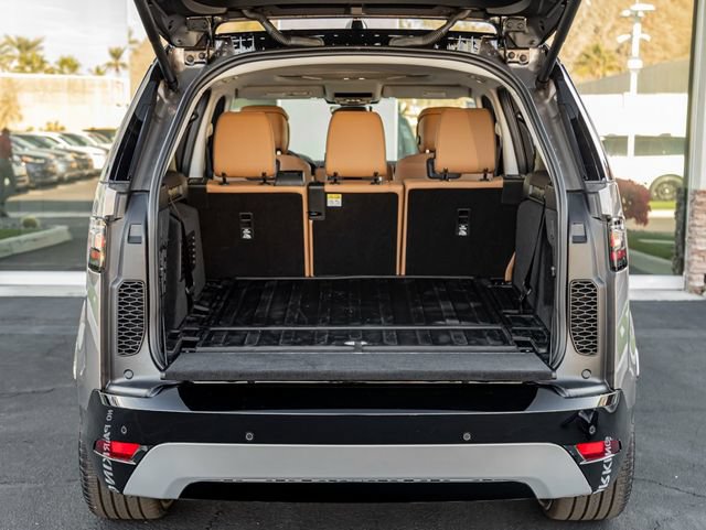 Certified 2025 Land Rover Discovery Metropolitan Edition AWD/4WD image 22