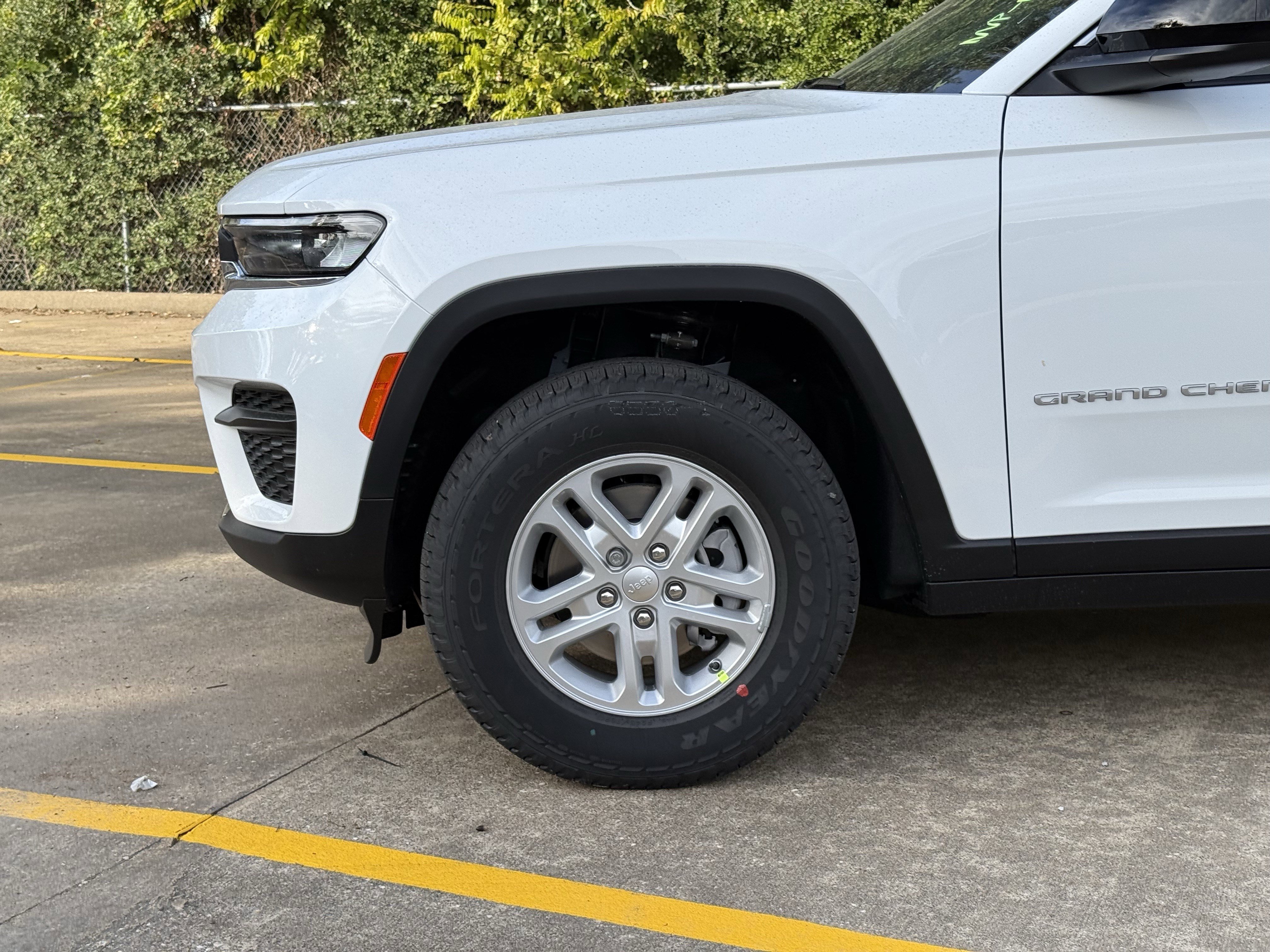 New 2025 Jeep Grand Cherokee Laredo image 9
