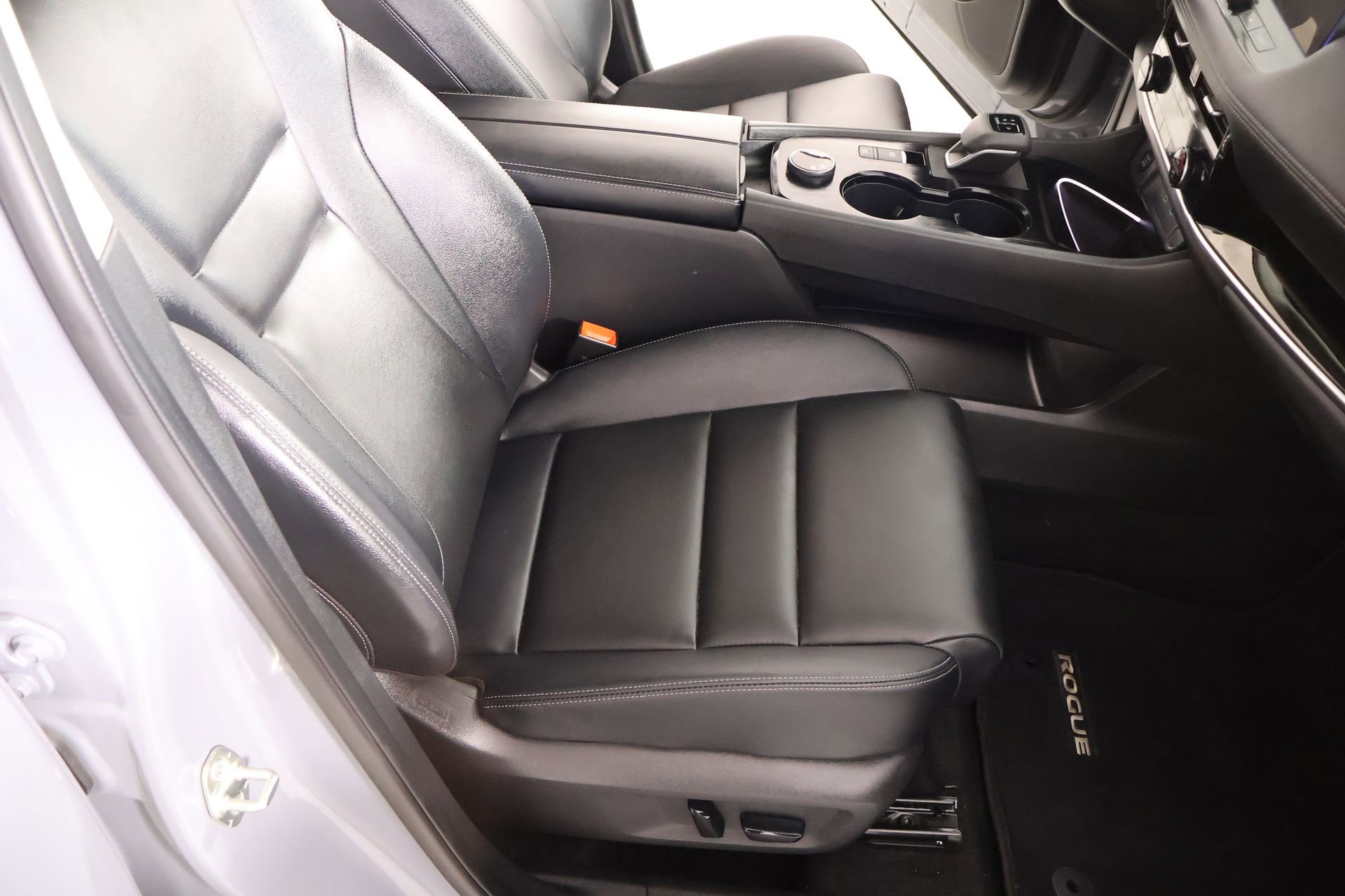 Used 2025 Nissan Rogue SL w/ SL Premium Package image 13